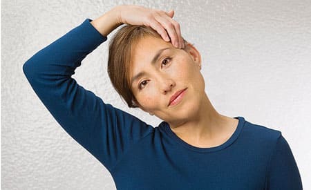 تمرینخم کردن گردن به طرفین برای درمان گردن درد