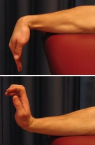 تمرین خم کردن مچ دست برای کشش دادن آن برای درمان درد مچ دست 